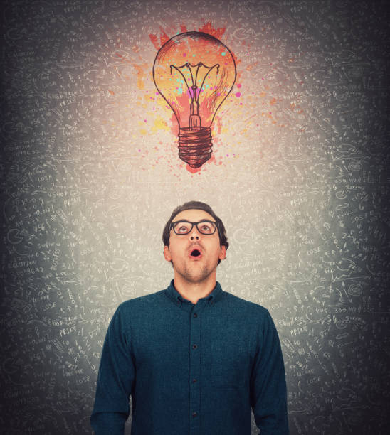 Amazed businessman, wears eyeglasses, big eyes looking up astonished, as a colorful light bulb shine bright above head. Eureka idea concept, surprised guy open mouth expression, staring upwards. hombre de negocios sorprendido, lleva anteojos, ojos grandes mirando hacia arriba asombrado, como una bombilla de colores brillan brillante por encima de la cabeza. concepto de idea de eureka, sorprendió a un tipo de expresión de boca abierta, mirando ha