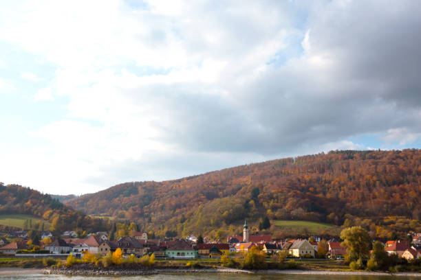 осенний вид на небольшую австрийскую деревню вайссенкирхен в дер вахау на берегу реки дунай, район кремс-ленд, долина вахау, австрия"n - danube river danube valley river valley стоковые фото и изображения