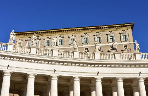 성 베드로 광장에 있는 교황 아파트가 있는 베르니니의 콜로네이드와 사도궁전. 로마, 이탈리아. - berninis colonnade 뉴스 사진 이미지
