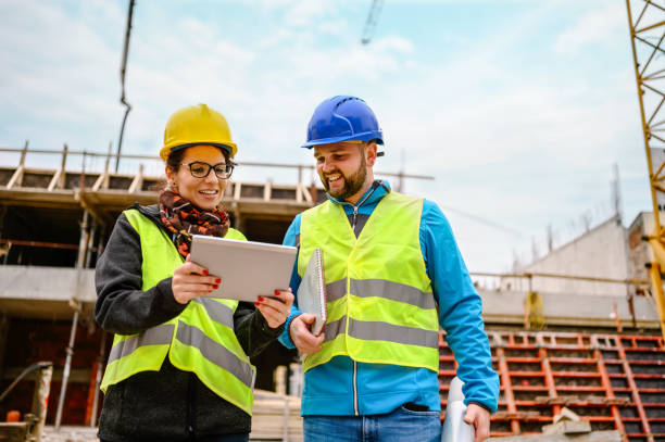 ingenieros que se reúnen con respecto a la nueva fase de construcción - inspector safety construction reflective clothing fotografías e imágenes de stock