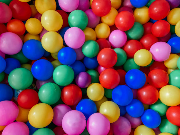 palle multicolori luminose per la piscina per giochi per bambini. giocattoli per bambini, animazione per bambini - circle child preschool preschooler foto e immagini stock