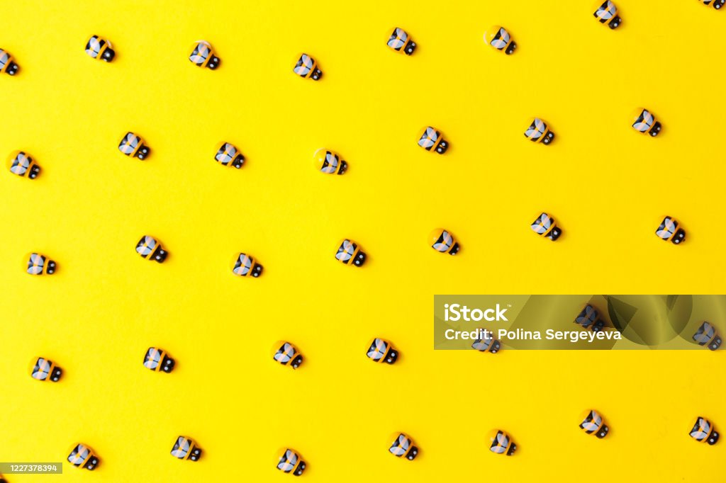Abejas Sobre Fondo Amarillo Para El Diseño De Fondo De Pantalla Foto de stock y más banco de imágenes de Abeja - iStock Abejas Sobre Fondo Amarillo Para El Diseño De Fondo De Pantalla Foto de stock y más banco de imágenes de Abeja - iStock