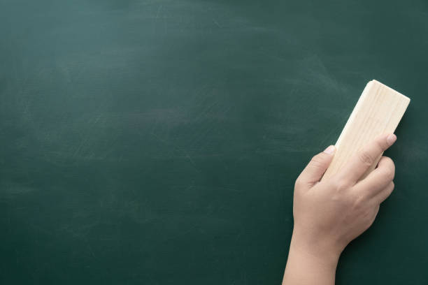분필 보드 지우개를 들고 보드, 교사 및 학교 용품을 삭제하는 여성의 손 - blackboard chalk blank eraser 뉴스 사진 이미지
