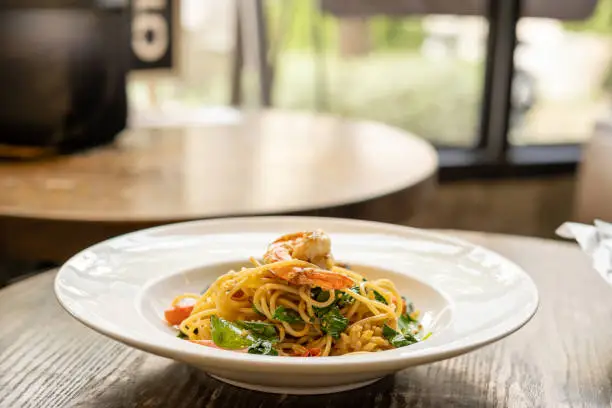 Photo of Stir Fried Spaghetti with Shrimp With spaghetti noodles Put on the table in a European restaurant