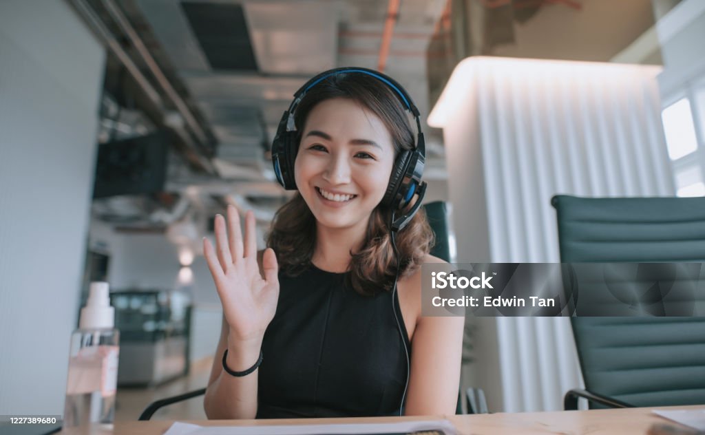 eine asiatische chinesische schöne Frau Angestellte angestellte im Gespräch mit der Kamera Video Anruf Videokonferenz mit seinen Geschäftspartnern mit Gesichtsmaske - Lizenzfrei Video-VoIP Stock-Foto