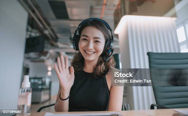 Eine Asiatische Chinesische Schöne Frau Angestellte Angestellte Im Gespräch Mit Der Kamera Video Anruf Videokonferenz Mit Seinen Geschäftspartnern Mit Gesichtsmaske Stockfoto und mehr Bilder von Video-VoIP