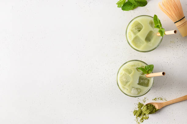 白い背景にアイスグリーン抹茶2杯。テキストのスペース。上から見る。 - green tea ice tea ice cube mint ストックフォトと画像