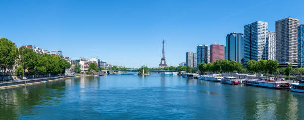 эйфелева башня, сена и статуя свободы в париже, франция. - paris france panoramic seine river bridge стоковые фото и изображения