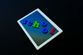 tablet-mit-text-school-tablet-pc-technologie-und-bildung-levitation-schwarzer-hintergrund.jpg?b=1&s=170x170&k=20&c=fyd3b5hs2SxHzAVFU1j8jutiux7S2SSc7pcdMq4rJKU=