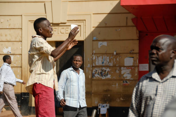 l’homme prêche dans une rue de kampala, en ouganda. - ugandan culture audio photos et images de collection