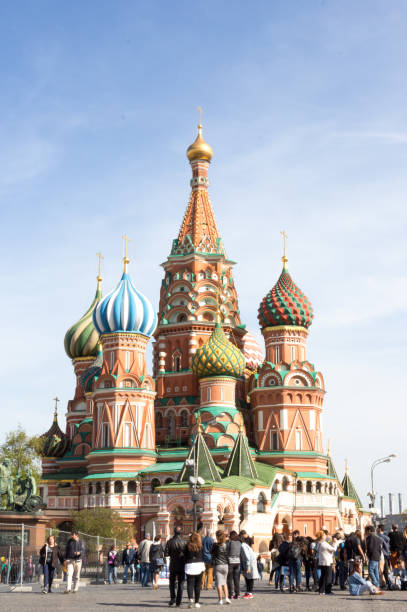 russland, moskau, basilius-kathedrale auf dem roten platz - cathedral russian orthodox clear sky tourism stock-fotos und bilder