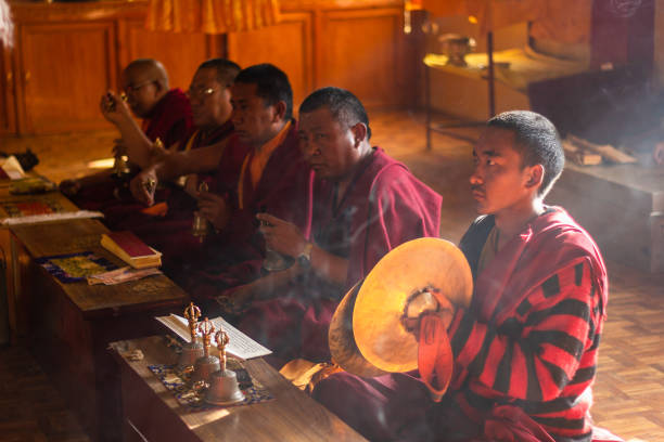 monjes budistas en un ritual en un monasterio - kaza fotografías e imágenes de stock