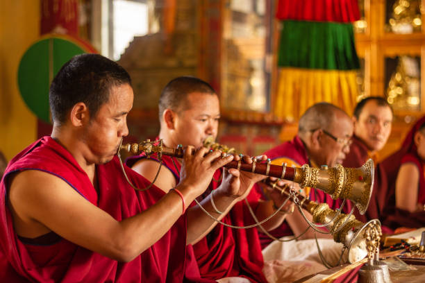 un monje budista toca un instrumento musical - kaza fotografías e imágenes de stock