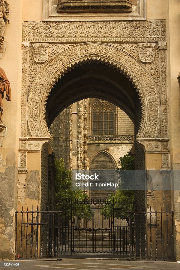 Old Almohad porta. Sevilha. - Foto de stock de Andaluzia royalty-free