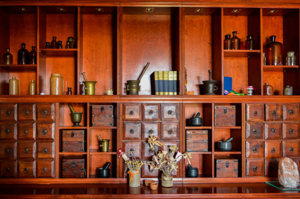 vecchio armadietto della farmacia con attrezzature - herbal medicine chinese medicine medicine alternative medicine foto e immagini stock