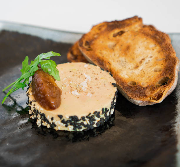 paté de pato foie gras con mermelada y hierbas, pieza rústica de pan, pan crujiente, en una tabla de piedra. - foie gras goose meat liver pate fotografías e imágenes de stock