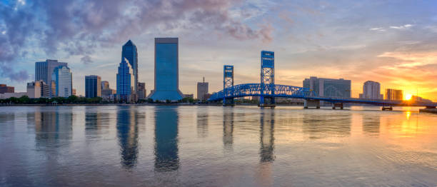 downtown jacksonville skyline at sunrise come visto dal southbank riverwalk lungo il fiume st. johns in florida - riverwalk foto e immagini stock