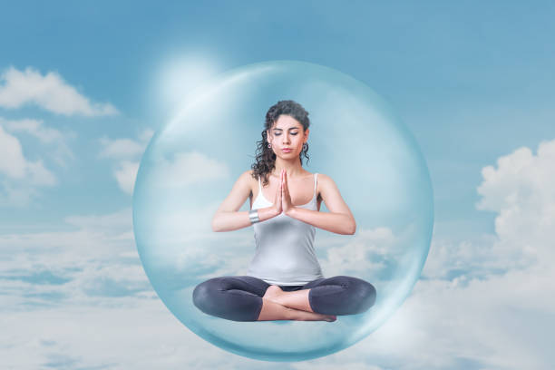 giovane donna che fa meditazione yoga - contemplation cloud bubble concentration foto e immagini stock