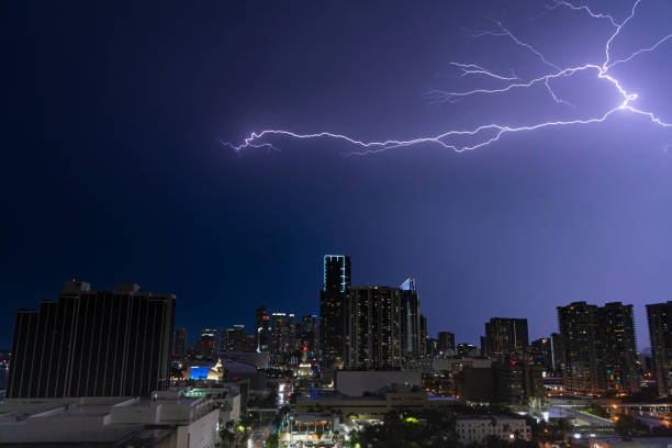 lightning over miami florida - florida weather urban scene dramatic sky imagens e fotografias de stock