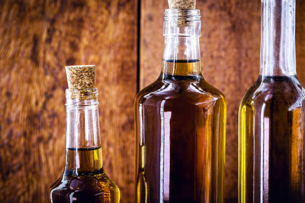 garrafas de bebida alcoólica com fundo rústico de madeira - dry vermouth - fotografias e filmes do acervo