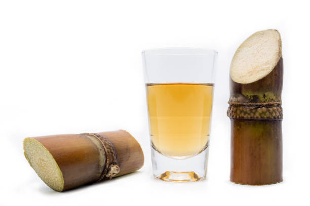 идеальное стекло «качанья» или «пинга», напиток, извлеченный из сахарного тростника. популярный коньяк сахарного тростника производится в - extracted стоковые фото и изображения