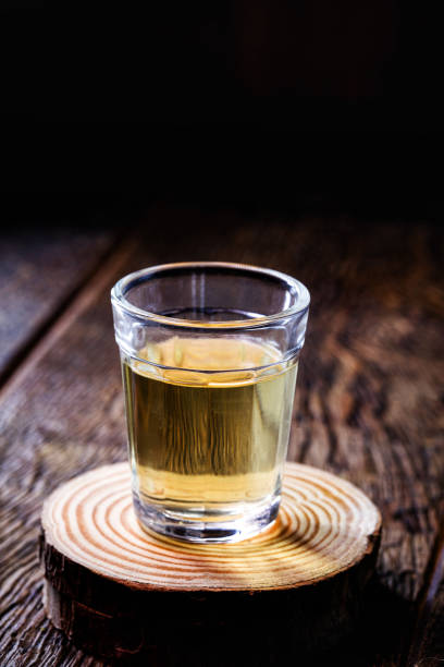 ブラジルのピンガとして知られているブラジルのカシャサ、カシャサの日の小さなガラス。蒸留された缶詰の飲み物。 - whisky liqueur glass alcohol bottle ストックフォトと画像