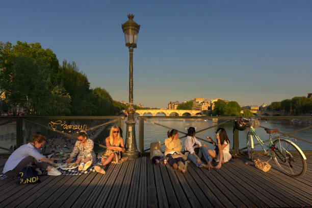 piquenique na ponte "pont des arts" após o fim do confinamento covid-19 em paris - paris france panoramic seine river bridge - fotografias e filmes do acervo