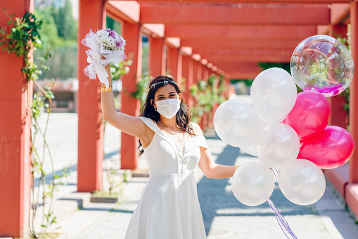bride wearing a mask due to corona virus