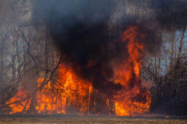 istock Old house ungulfed in flames 1227435824