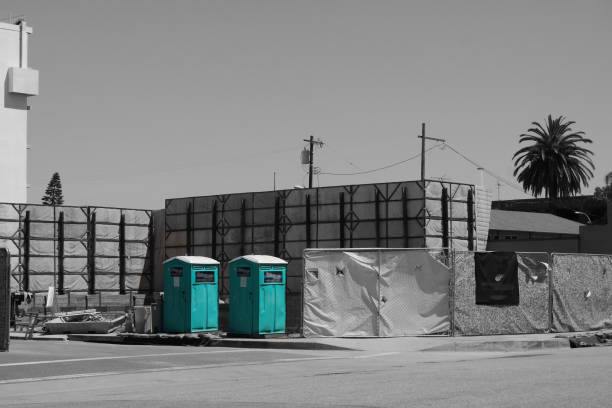 ライトブルーポルタポティ - porta potty ストックフォトと画像