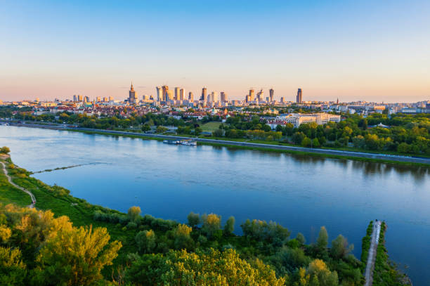 vista aerea del centro di varsavia - fiume vistola foto e immagini stock