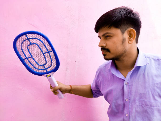 man-is-hold-electric-mosquito-swatter-for-hit-and-shock-mosquito.jpg?s=612x612&w=0&k=20&c=cwWaFvvDvrE-THV0YQFoB7XCINKta8DBhvElCu2wT_Y=