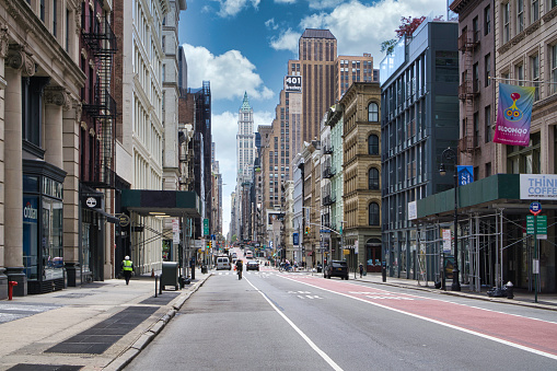 Nueva York, Estados Unidos - 2 de mayo de 2020: carretera callejera en Manhattan en verano. Fondo del concepto de vida urbana de la gran ciudad photo
