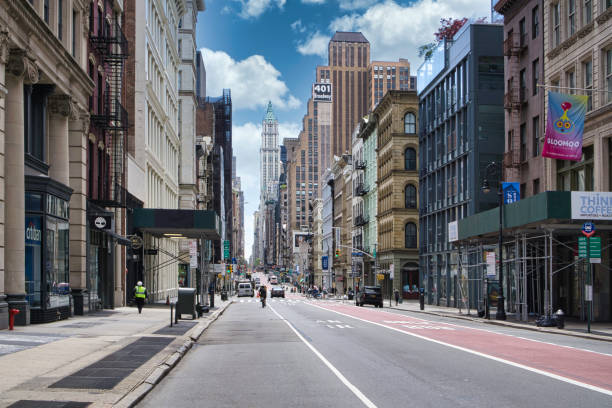 nueva york, estados unidos - 2 de mayo de 2020: carretera callejera en manhattan en verano. fondo del concepto de vida urbana de la gran ciudad - calle principal fotografías e imágenes de stock