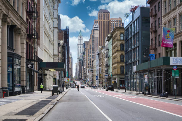 nova york, estados unidos - 2 de maio de 2020: estrada de rua em manhattan no horário de verão. fundo de conceito de vida urbana de grandes cidades - rua principal rua - fotografias e filmes do acervo