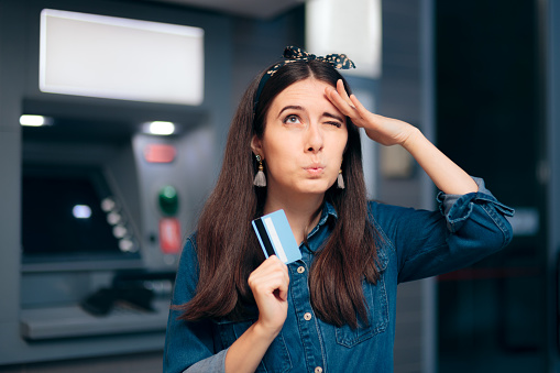 Mujer frente a la máquina ATM Olvidando el número PIN photo