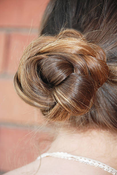 petit pain cheveux - hair bun hairstyle women hair back photos et images de collection