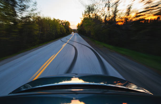 conduire sur une route de campagne - tire track track asphalt skidding photos et images de collection