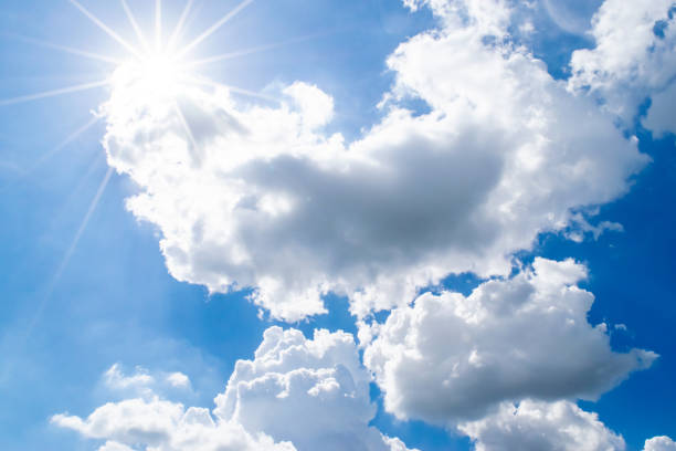 belo sol brilhante e nuvens - noon sun - fotografias e filmes do acervo