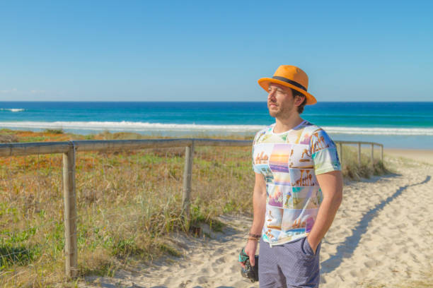 해변에서 사진을 찍는 행복한 사진 작가 초상화 - australia photographing camera beach 뉴스 사진 이미지