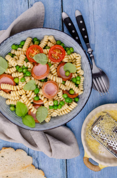 traditionelle pasta mit würstchen - italian cuisine gluten free food tomato herb stock-fotos und bilder