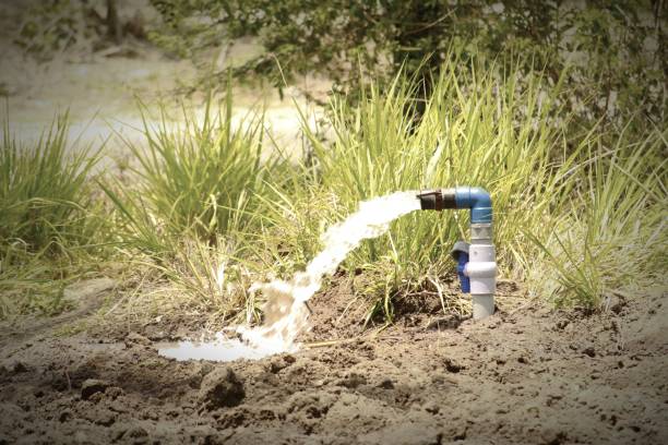 pumping ground water for farming - groundwater imagens e fotografias de stock