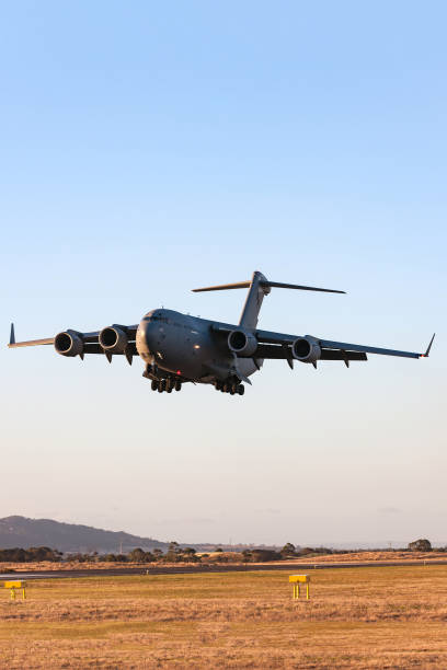royal australian air force (raaf) boeing c-17a globemaster iii militärfrachtflugzeug a41-206 von 36 squadron stationiert bei raaf amberley, queensland beim landeanflug auf avalon airport. - boeing stock-fotos und bilder