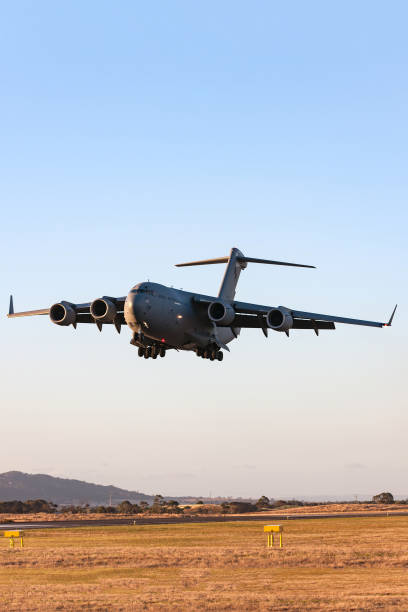 royal australian air force (raaf) boeing c-17a globemaster iii avion cargo militaire a41-206 du 36e escadron basé à la raaf amberley, queensland sur l’approche de l’atterrissage à avalon airport. - boeing photos et images de collection