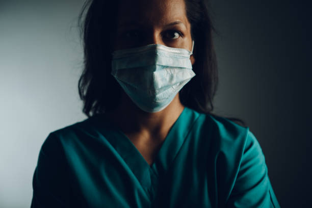 испаноязычный медицинский работник в хирургической маске - nurse hygiene emotional stress surgeon стоковые фото и изображения