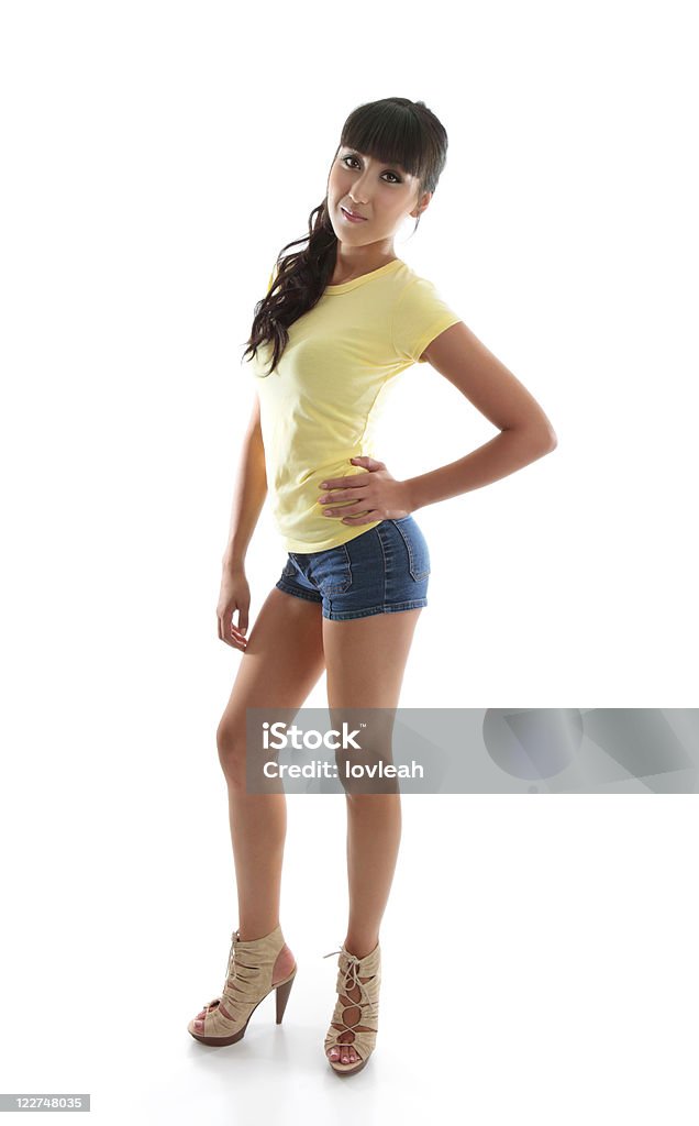 패션 색시한 여자의 손을 엉덩이에 대기 - 로열티 프리 T 셔츠 스톡 사진