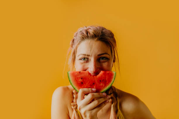 счастье - холодный арбуз! - watermelon fruit healthy eating snack стоковые фото и изображения