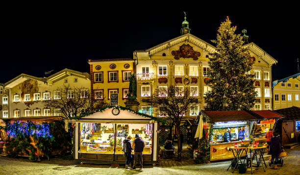 marché de noel dans le mauvais toelz - bad tölz wolfratshausen photos et images de collection