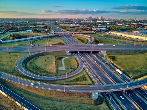 una hermosa vista panorámica de drones aéreos de la puesta de sol en el paso elevado de la autopista del sur de varsovia (en polaco: pow), distrito de michalowice en varsovia, opacz kolonia, polonia - autopista de la información fotografías e imágenes de stock