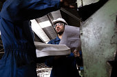 fabrikingenieur-lesen-handbuch-der-maschinenbedienung-und-stehen-mit-blauen-arbeitssuite-kleid.jpg?b=1&s=170x170&k=20&c=oaOnpjrntm5ZBZOgcZWuPx4q7_dvYxsnBwfsfenpLOQ=